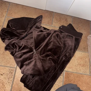 Juicy couture sett - Hej! Säljer mitt juicy sett den är helt ny köpte fel storlek 🩷priset går att diskutera 