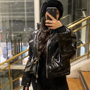 Jacka  - Säljer min dunjacka från maniere de voir, använd mindre än 10 gånger. Fint skick. 