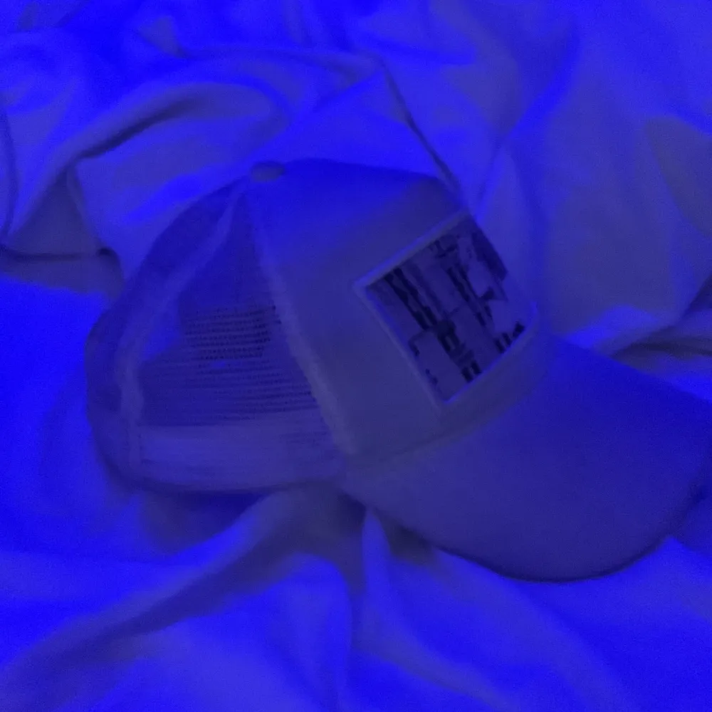 En fin velvet keps som är använd och kommer tvättas innan leverans. Skriv till mig privat om du är intresserad så kan vi diskutera om pris där!! (Kan få fler bilder om man kommer privat!). Muu.