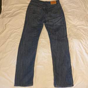 Straight Levis jeans i storlek 30/30. Mörkblå färg, inga hål i använt skick. 