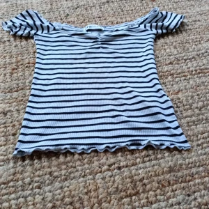 Topp - Fin randig topp från sister storlek Xs med stretchigt tyg 