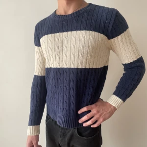 Gant kofta  - Flerfärgad gantkofta, koftan är kabelstickad och i storlek M :) 