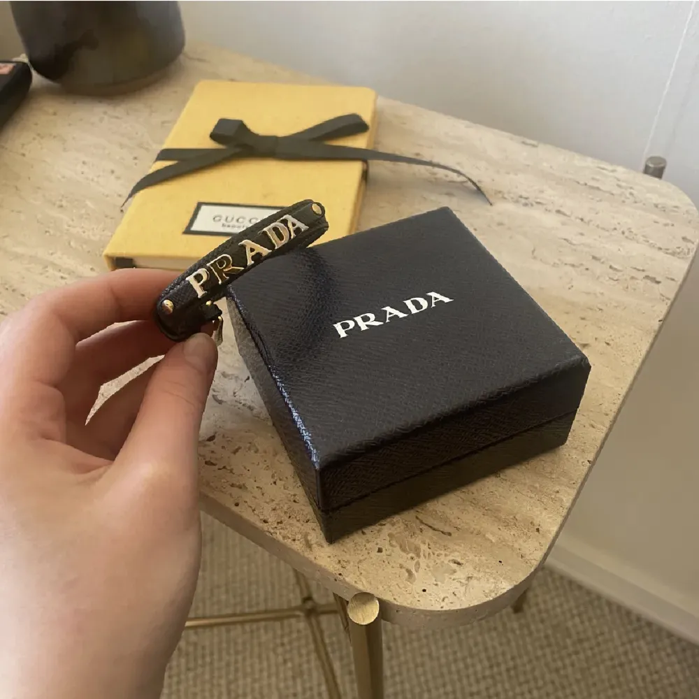 As coolt Prada armband som ej kommer till användning🥰 box medföljer. Pris kan diskuteras  Äkta men har tyvärr ej kvar kvittot därav priset☺️. Accessoarer.