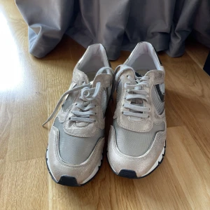 Sneakers Voile Blanche i nyskick. 39 - •Modell: Julia Mesh Platino •Storlek 39. Mycket bekväma skor •Är i jättebra skick, sparsamt använda •Köpte för 2433 kr på eskor •(Innersula saknas) 🚫Djurfritt och rökfritt hem 📍Kan mötes upp i Mölnlycke