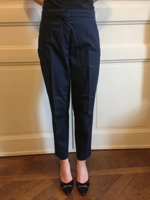 Byxor i mörkblått ESPRIT  - Byxa ESPRIT med avsmalnande ben, i mörkblått. Material: 96,5% Cotton 3,5% Elastan 