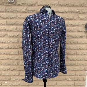 Robbie Moor - Tja! Säljer en Robbie Moor skjorta på Melrose som fanns i Kungsbacka. Köpte den för ungefär 750kr och är i nytt skick. Skick: 9,5/10🙌🙌🤙