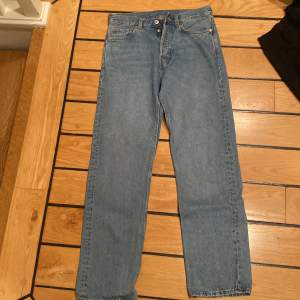 Weekday jeans ljusare blå. Modell: space.  Storlek: W28 L32. Nypris 600