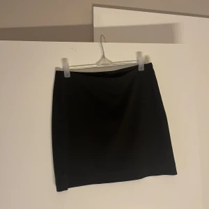 Kjol - Kort minikjol från Hm, använd fåtal gånger och inga defekter!
