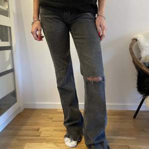 Mörkgrå jeans med hål på knä