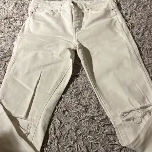 Ett par jättefina vita jeans med bootcut i ett jättefint skick