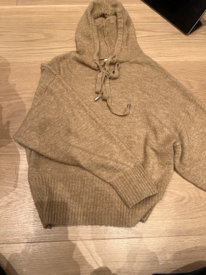 Hoddie  - Säljer denna fina stickade hoddien perfekt nu till hösten. Den kommer inte till användning för mig längre. Köparen står för frakten💕