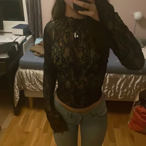 Spets topp - Jätte fin spets topp som man kan ha till fest m.m! Genomskinlig spets och utsvängda armar med slits. Ursprungligen köpt från Ginatricot men aldrig använd. Pris kan diskuteras. Hör av dig vid frågor/intresse! 💕 