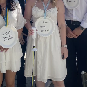 student klänningar  - Säljer då min söta studenten klänning, den är korsad i ryggen/ öppen. man kan ju självklart ha den till vardags oxå för den är ganska basic men ändå såå fin