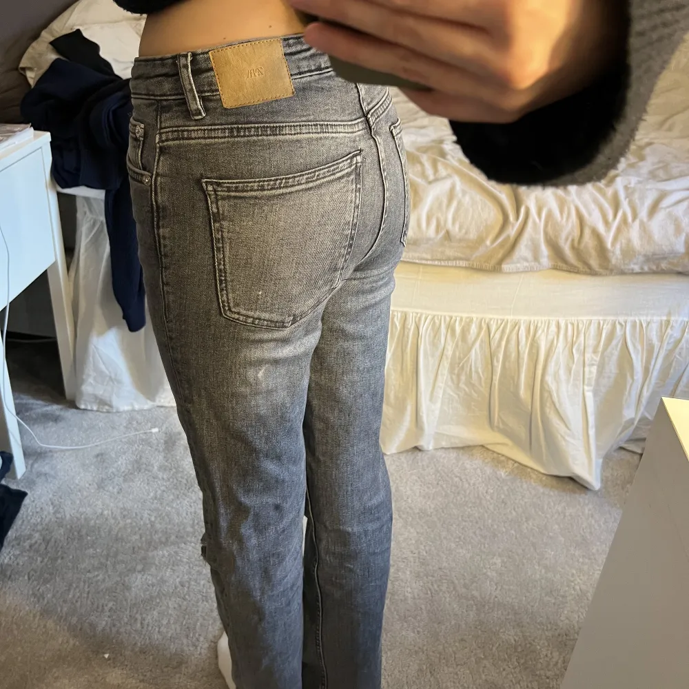 Säljer dessa zara jeans som inte används längre. Jag har även klippt ett håll på vänster knä själv och klippt av jeansen på längden. Jag är 162 och dom är lite förkorta för mig🤩🤩. Jeans & Byxor.