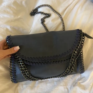 Stella McCartney inspirerad väska💞 - Marinblå. Ej äkta, det har lossnat lite på insidan (se bild 3) annars i fint skick. 