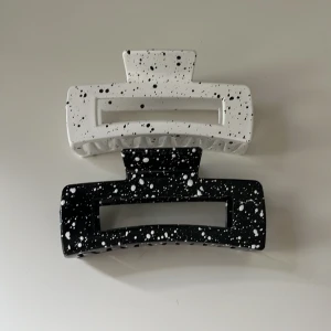 Hårklämma  - 2 fina hårklämmor, kommer inte till användning för mig. 