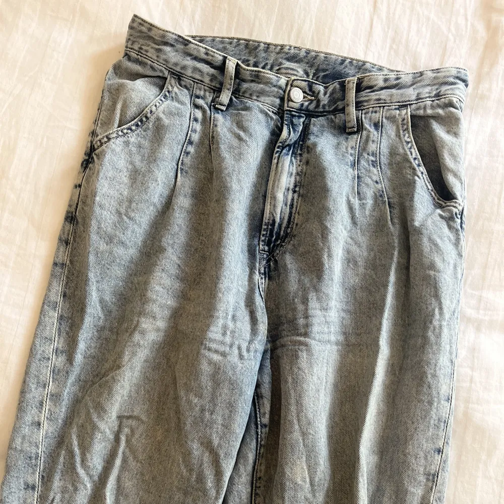 Mom jeans från Gina Tricot i storlek 40. Jeans & Byxor.