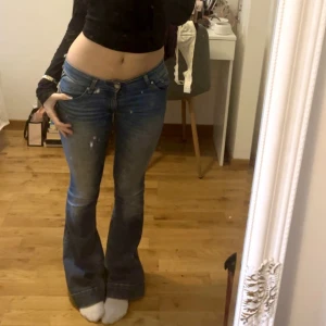 Replay low bootcut jeans - Jättefina blåa lågmidjade jeans i bootcut modell från märket Replay! Storlek 25 i midjan men passar även mig som är typ 26/27.  Jag är 160cm för referens💗