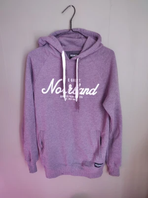 Hoodie sqrtn The great Norrland hood - Säljer en väldigt mjuk och mysig hoodie från Sqrtn. Färgen är lila/grå. Väldigt god kvalitet. Gott skick. Köpt i Kiruna. Passar fint nu till hösten 🍂🍁👌 Storlek xs men passar även s. Nypris 899:-