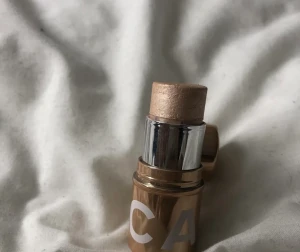 CAIA HIGHLIGHTER🪩💘 - Asfin kräm highlighter från caia i färgen ”champagne” finaste färgen 😍 använd några få gånger så nästan i nyskick 