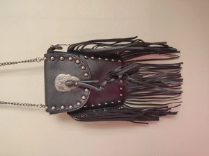 Fransväska boho hippie rocker festival  - Säljer en jättesöt fransväska i mindre modell. Perfekt för mobilen och i mitt fall något läppstift 💄✨  Väskan kompletterar looken till perfektion!  Ena tofsen har lossnat men är fastknuten. Slipp släpa på en tung handväska och köp denna nätta lilla sak🤩