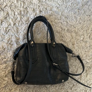 Stockholmsstil väska - Säljer min zara väska som är såå fin. Väldigt bra skick. Endast en defekt där färgen lossnat (ca 5 milimeter så syns knappt).