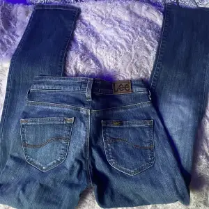 Ett par super snygga Lee jeans som inte kommer till användning, hör av er om fler bilder( nypris 1000kr)🥰TRYCK INTE PÅ KÖP NU!