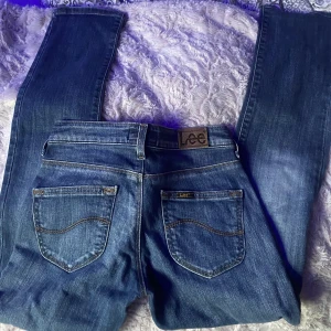Lee jeans - Ett par super snygga Lee jeans som inte kommer till användning, hör av er om fler bilder( nypris 1000kr)🥰TRYCK INTE PÅ KÖP NU!