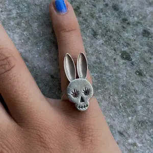 Säljer min Maria Nilsdotter ring, vet inte vilken storlek men lite för stor för mitt lillfinger. Säljer super billigt så passa på