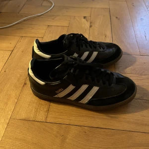 Samba skor - Adidas samba skor! Använda fåtal gånger så i jättebra skick. Storlek 36!
