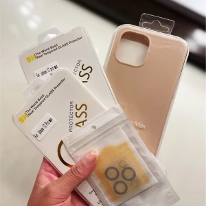 iPhone 12 pro Max tillbehör - Innehåller  -Mobilskal i silikon till iPhone 12 Pro Max, Rosa -2st Skärmskydd i härdat glas för iPhone 12 Pro Max -1 Kameralins-skydd i härdat glas till iPhone 12 Pro Max  Hade köpt detta i tanke till min mobil men köpte till fel modell.  Ny oöppnat  