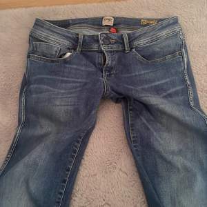 Säljer mina lågmidjade only jeans eftersom dem är i fel storlek, jättebra skick knappt använda🫶pris kan diskuteras ❣️