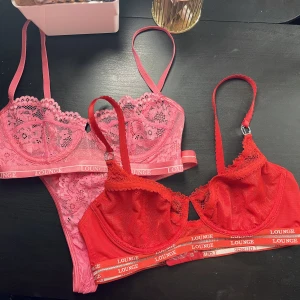 Lounge Underwear - Säljer ett set + en behå från Lounge då de inte riktigt passade mig🥲 Behåarna är båda i storlek 70D, och trosorna i S. Den röda behån är något större än den andra. Bara testade😇