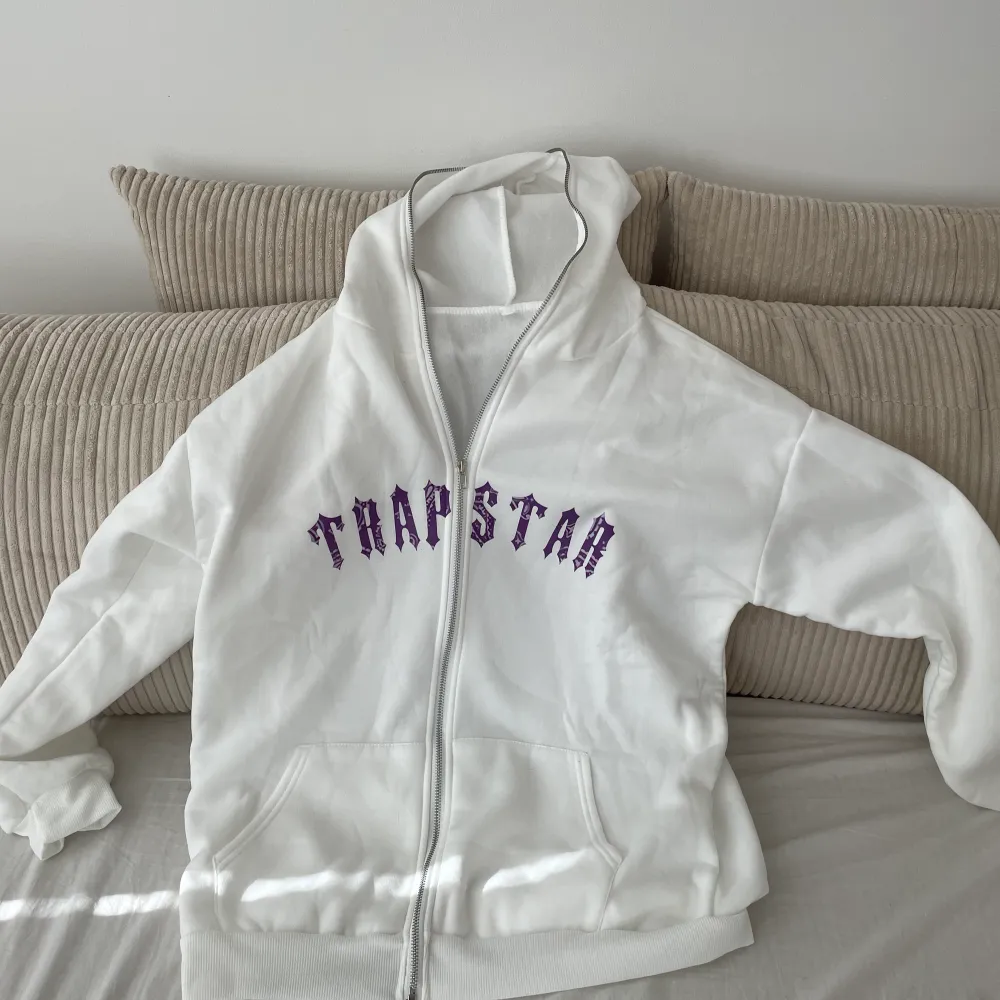 Hej! Säljer min Trapstar hoodie. . Tröjor & Koftor.