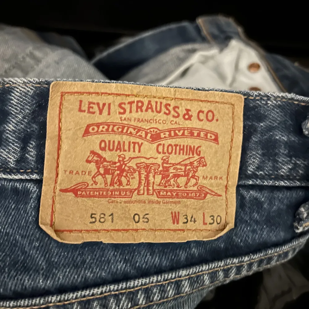 Baggy Levi’s jeans🤠!! I gott skick, men lite målarfärg på benen (se bild). Jeans & Byxor.