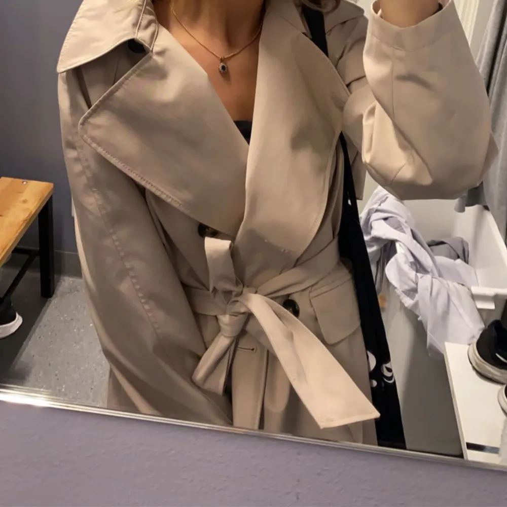 Intressekoll på denna superfina kortare trenchcoat från hm, nypris 699. Takit.