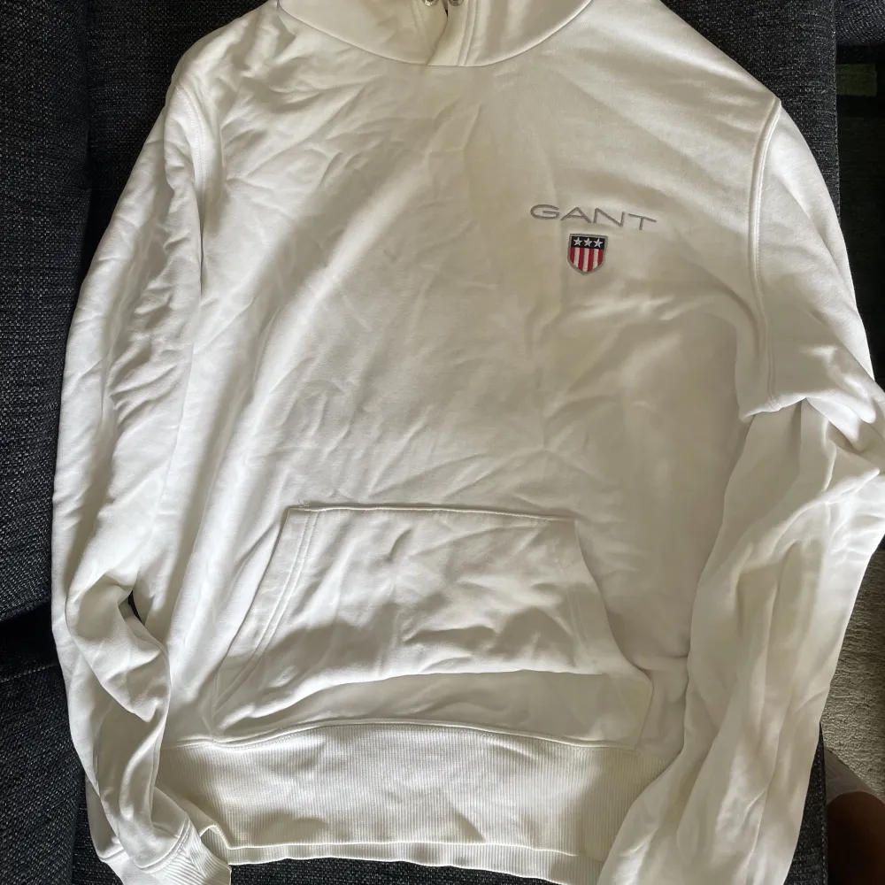 Vit gant hoodie storlek L men sitter som en Mđ€. Hupparit & Collegepaidat.