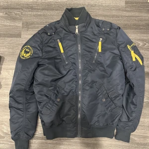Alpha industries - En jätte unik alpha industries bomberjacka. Perfekt för hösten! Str M, skick 9/10 knappt använd då jag har andra jackor. Fick denna i julklapp. Köparen står för frakten  