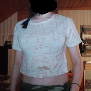 T-shirt med bokstäver - En fin vit t-shirt/magtröja med rosa bokstaven, använd ett par få ggr så ungefär nyskick, en fläck men tvättas bort innan den skickas iväg. Nypris: 79kr, från new Yorker. Stlrk xxs men passar xs/s