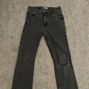 Säljer low/midwaist bootcut jeans i grå från gina tricot💕 använda varsamt utan tydliga defekter! 