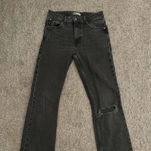 Low waist jeans - Säljer low/midwaist bootcut jeans i grå från gina tricot💕 använda varsamt utan tydliga defekter! 