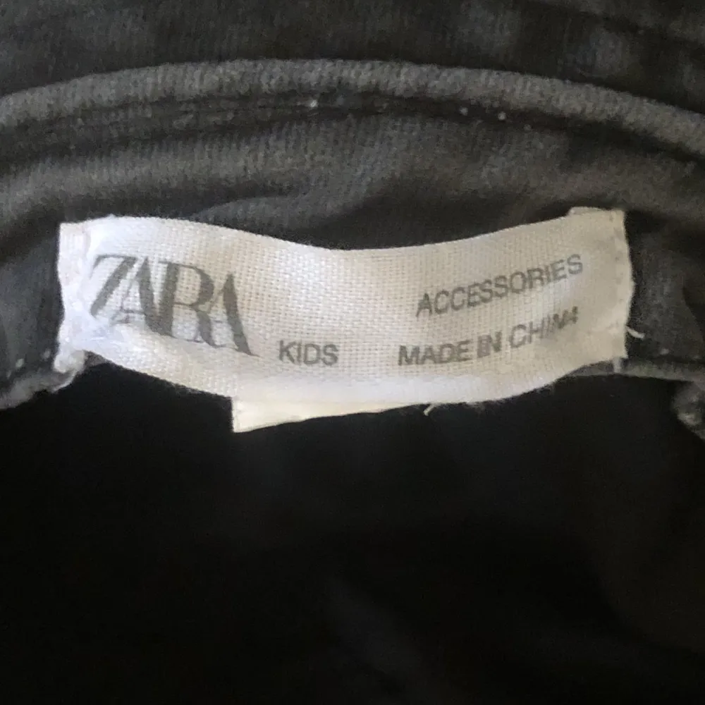 Fin grå fiskehatt i jeans material från zaras barnavdelning💕måttet runt huvudet är 58cm och ja säljer då den inte kommer till användning!. Övrigt.