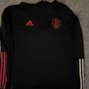En Manchester United tränings tröja i storlek S, använd några gånger annars fin och bra. Luva på den också.