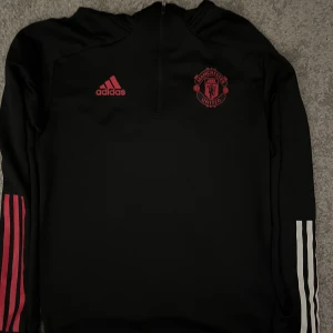 Man United Tröja  - En Manchester United tränings tröja i storlek S, använd några gånger annars fin och bra. Luva på den också.