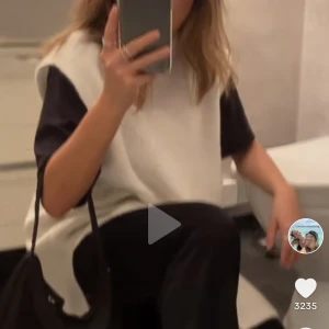 Monki vit väst  - En snygg vit väst från monki som jag har använt 1 gång. Är inte riktigt min stil längre så väljer att sälja den. Är i storlek S men är oversized🎀🦋