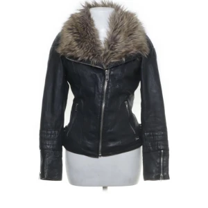 skinnjacka med päls - väldigt varm, passar fint under hösten och lite innan vintern💗 skulle inte säga att det är en vinterjacka men de funkar om man är varm av sig💗finns inga skador alls på jackan💗 fråga om fler bilder behövs💖 (köpte den för 1000)