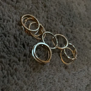 Ringar - Fina guld ringar som aldrig används för jag gillar mest silver, dem är i bra skick. Om du ska ha alla så står priset men om du ska ha en av dem skriv till mig🤍dem är äkta guld