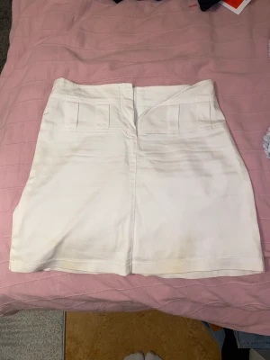 Vit kjol - Använd kjol med lite fläckar