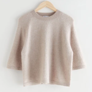 Other stories stickad t-shirt - Den populära stickade t-shirten från other stories. Endast använd cirka 3 gånger och är i fint skick. Köpt för 690 kr. 