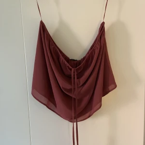 Halterneck topp - Säljer denna helt nya oanvända topp från NA-KD med lappar kvar i storlek L men funkar för XL med. 